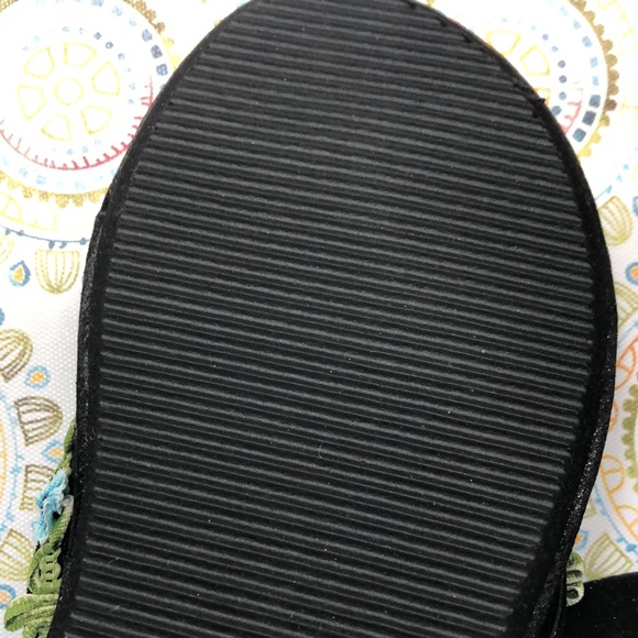 ❤️🍀🍀SUEDE FLOWER FLIP FLOPS❤️🍀🍀 - Picture 5 of 10